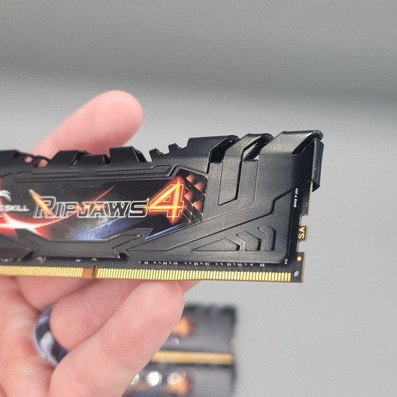 G.SKILL Ripjaws 4 Series 16GB (4x4GB) DDR4 3000 (PC4 24000) F4-3000C15Q-16GRK - Picture 5 of 10